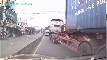 Container chạy sai làn, chuyển làn không tín hiệu, ép xe con