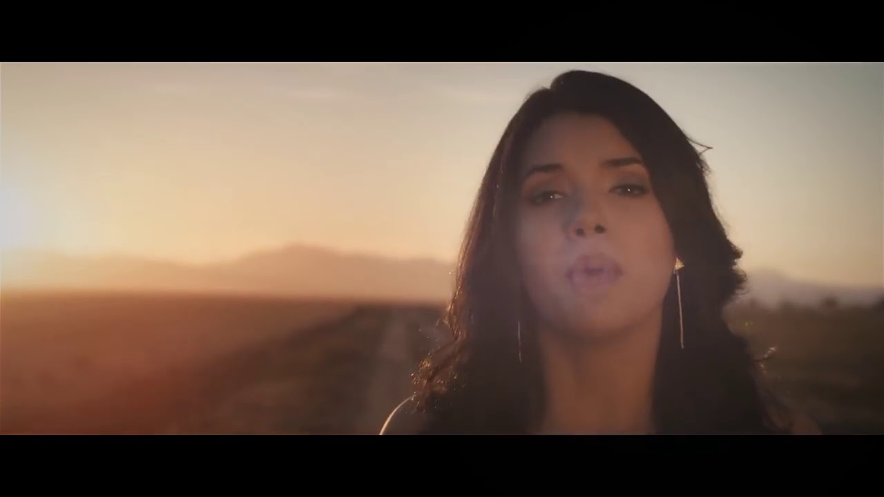 Damaris Guerra Buscando Una Señal Video Oficial - YouTube