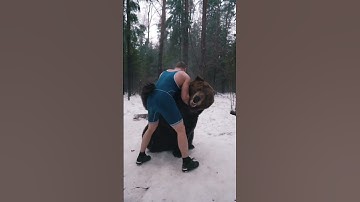 Thumbnail of Борется с медведем!! #shorts