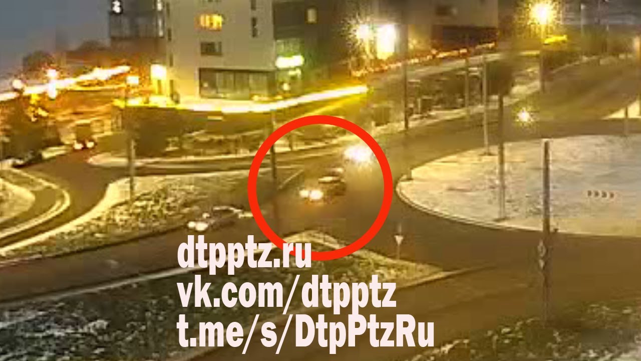 На \"Ленинградском кольце\" столкнулись два автомобиля. - YouTube