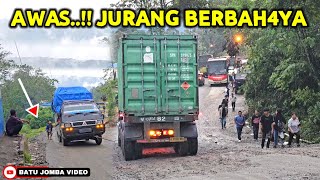 Awas Jurang !!! Cegah Insiden - Mobil Truk Bermuatan Ditarik Melewati Tanjakan Licin Berbahaya