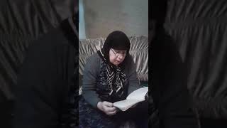 Бабушка красиво читает вяза