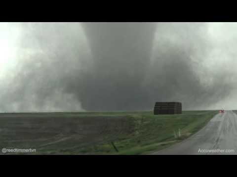 4k-video-of-strong-stovepipe-tornado-south-of-dodge-city,-ks