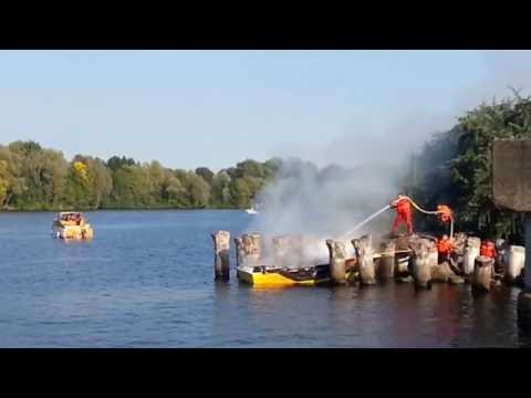 Video: Cilvēki Glābjas No Laivas, Kas Deg