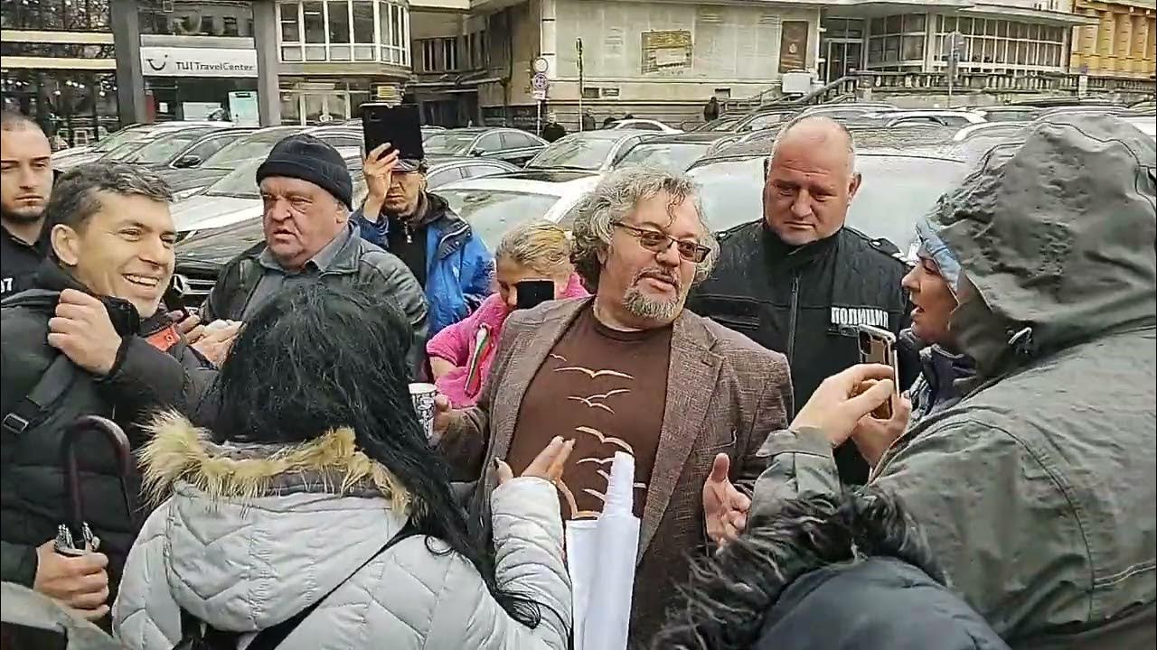 Манол Пейков с протестиращи пред бившия Партиен дом, сега Народно ...