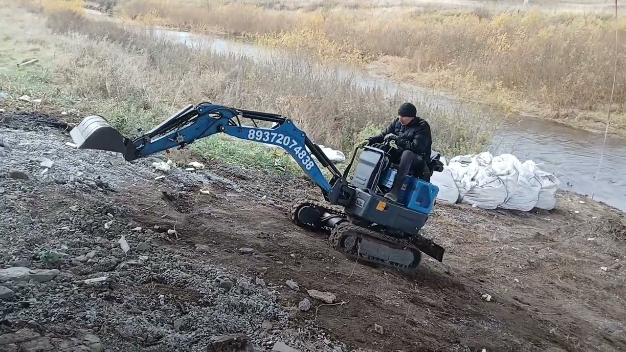 Снова ремонт автомобильного моста. Уборка территории на крутых уклонах