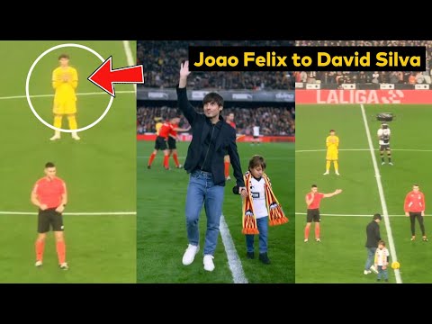 Joao Felix respect moment for David Silva's tribute during Valencia vs Barcelona