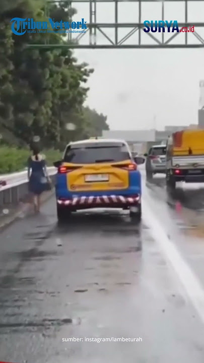 Momen Heboh Wanita Berjalan Kaki di Tol Jakarta-Merak