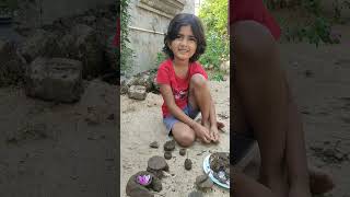 ईशान्वी ने आजीसोबत मातीपासून भांडे बनवले आहे 😍❤ #gavakadachevlog #mati #shortsvideo #outdoorfun