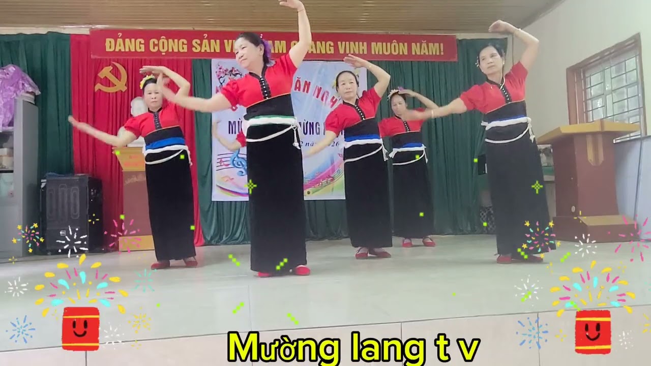 Múa Hoa Núi của đội văn nghệ cao tuổi bản vi Lìn biểu diễn 