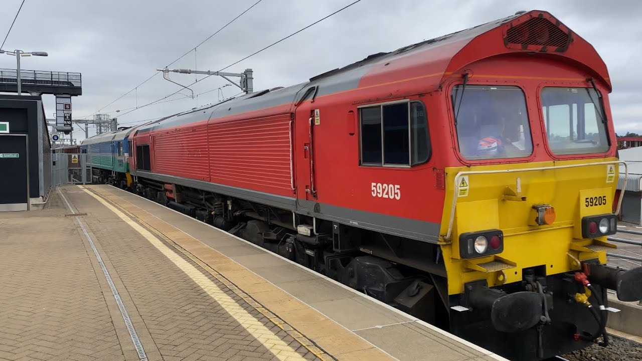 59205-59005-passes-reading-station-with-one-of-the-uk-s-most-heaviest