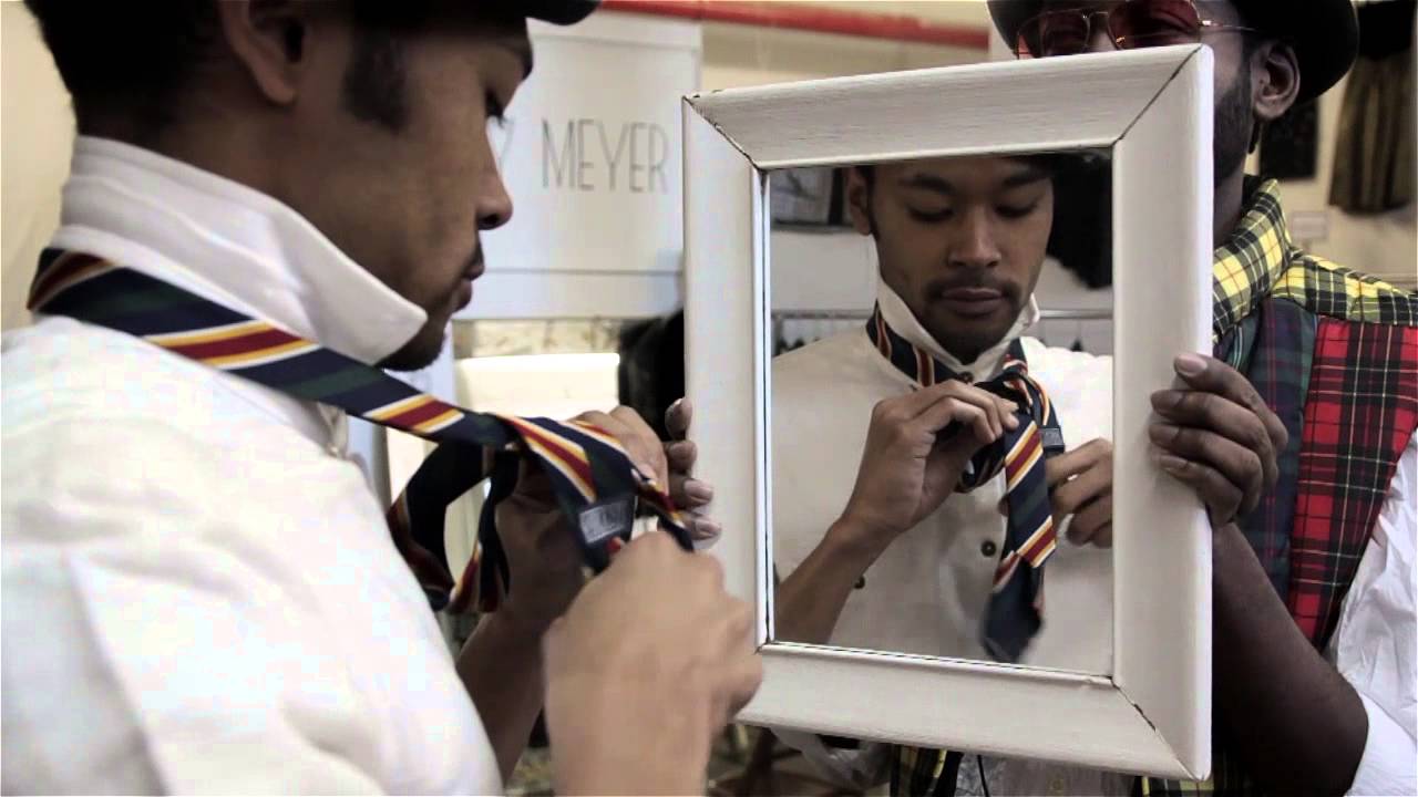 How to Tie a Tie by Using a Mirror : Scarves, Bow Ties & More - YouTube