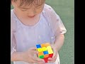 طفلة عمرها 4 سنوات تحل مكعب روبيك في 30 ثانية 