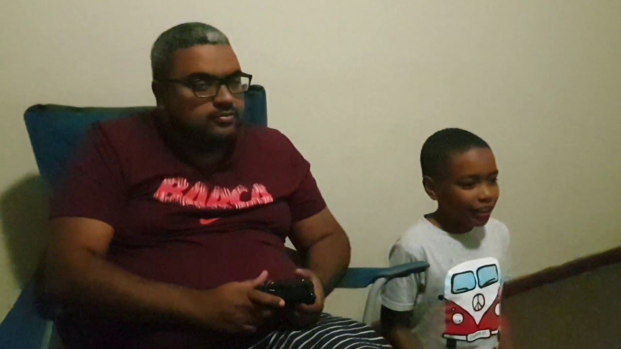 Teaching my dad how to play Minecraft !! - YouTube