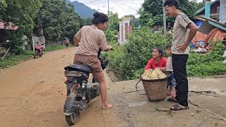 Download Lagu The engineer helped the mother and son boil bamboo shoots and took them to the market. MP3 Download Lagu The engineer helped the mother and son boil bamboo shoots and took them to the market. MP3
