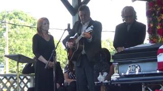 Vignette de la vidéo "Vince Gill , Patty Loveless, Ricky Skaggs / Go Rest High On That Mountain"