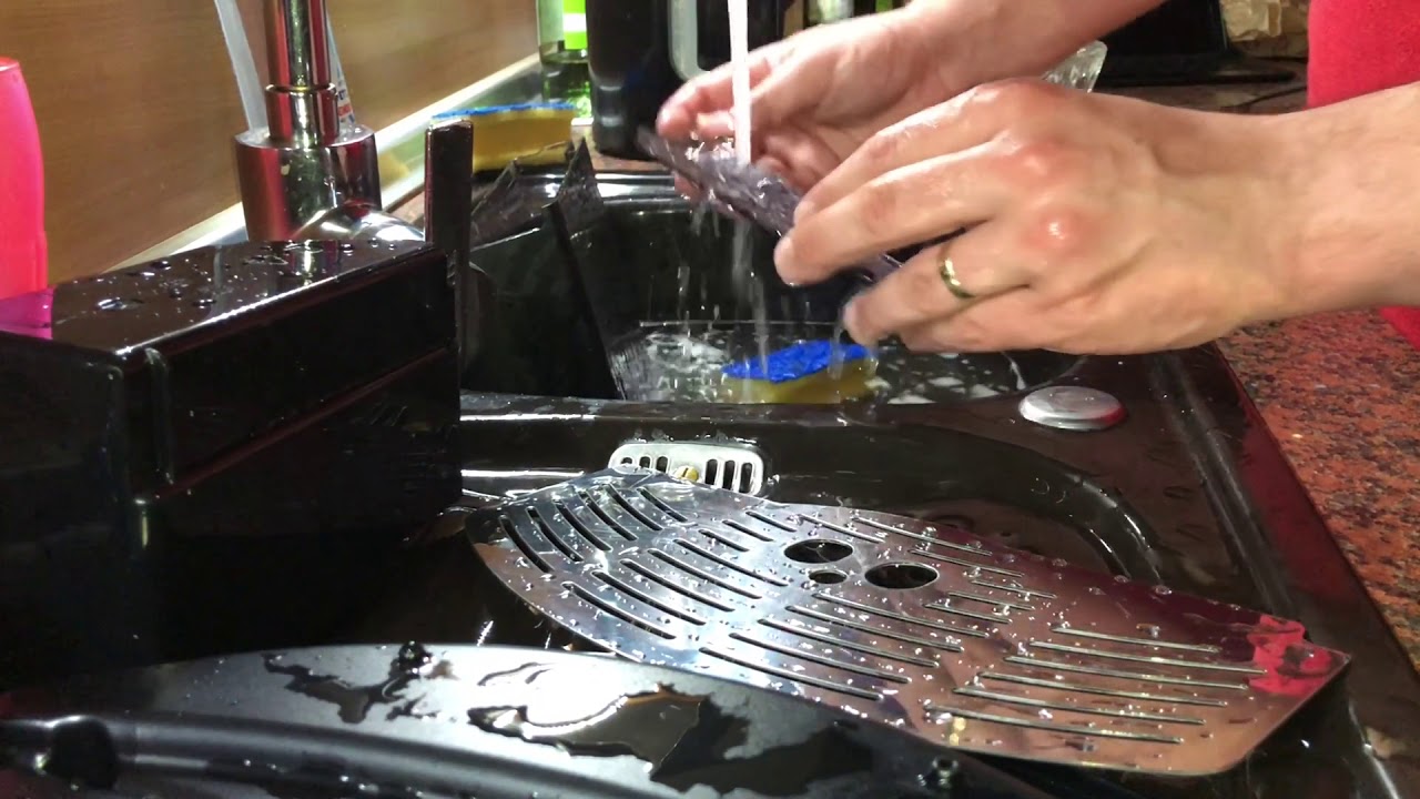Reinigung des Wassertanks De'Longhi Magnifica ESAM 3000.B