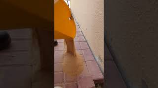 وضع الرمل الناعم على فواصل الإنترلوكPutting fine sand on the interlock spacers