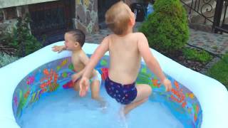 Дети купаются в БАССЕЙНЕ / KIDS Swimming In The POOL Дети купаются в БАССЕЙНЕ / KIDS Swimming In The POOL