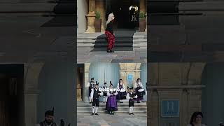 😱 MERYL STREEP baila con las gaitas asturianas en su llegada a Oviedo #shorts #asturias