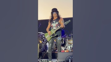 🤔 Wonder what Slash is saying to himself?  👀🤔