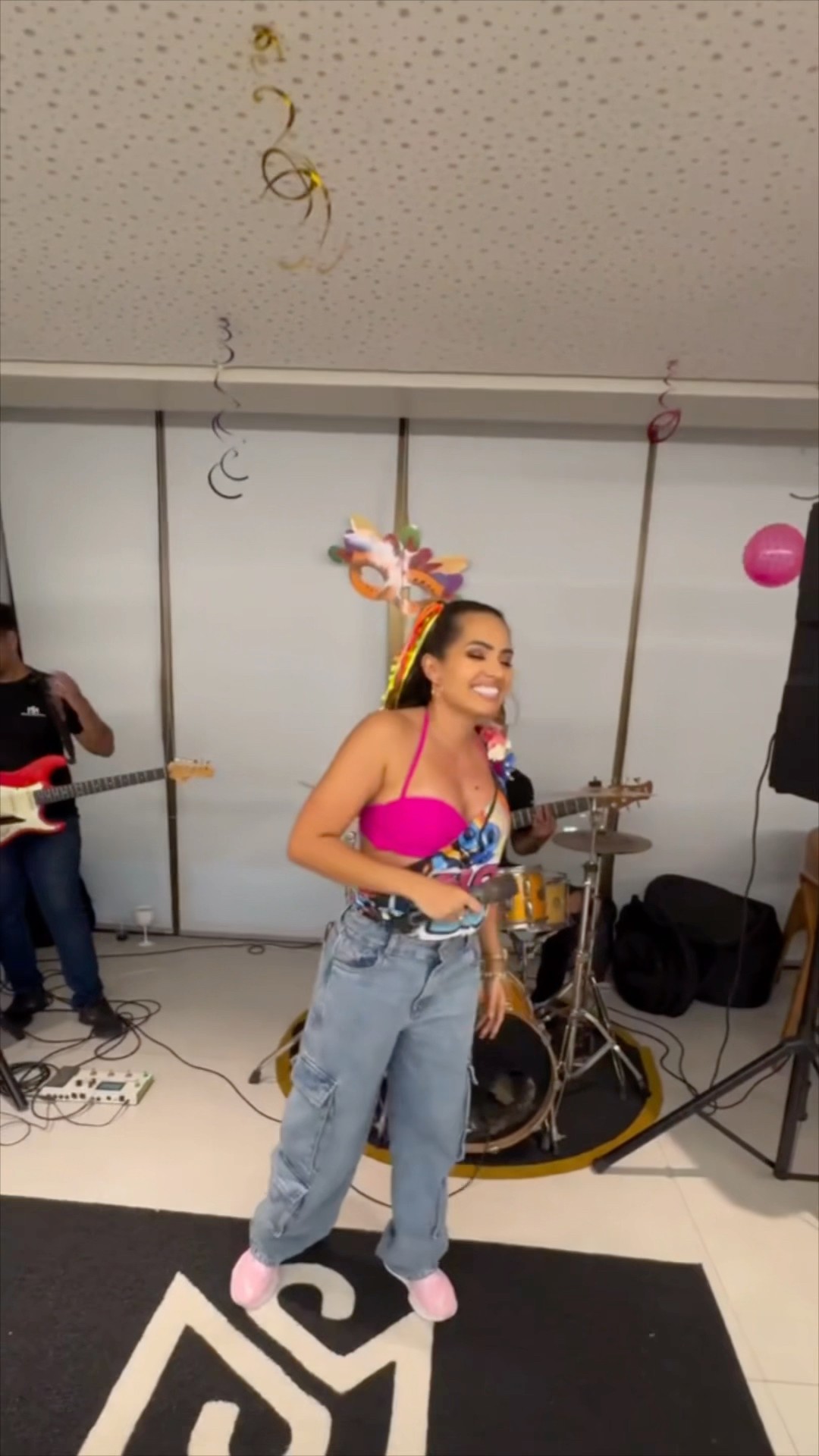 Natália, filha da Joelma, cantando Imagino, sucesso da sua mãe
