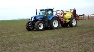 New-Holland T6030 en Vicon Rau Ikarus spuit ureum aan spuiten in graszaad