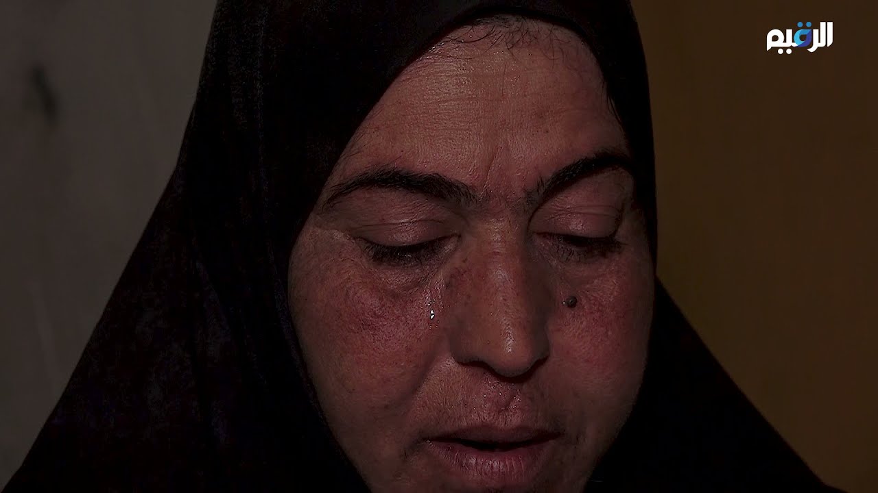 ام عمر مواطنة من الرمادي تعملُ بمهنة حمالة الطحين وفي البناء لكسب رزق اطفالها