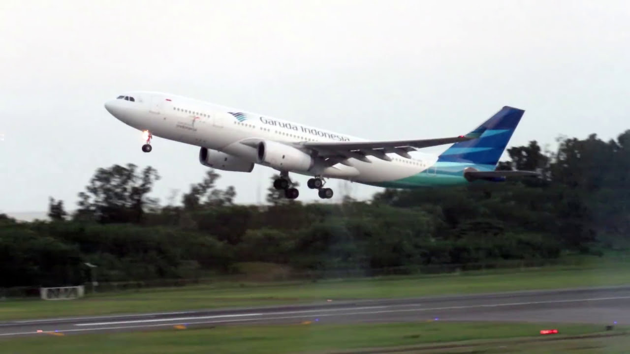 PESAWAT GARUDA INDONESIA AIRBUS A330 TAKE OFF VIDEO 