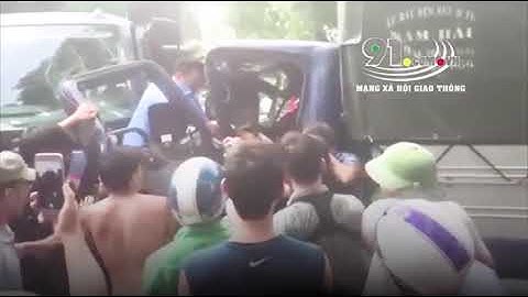 Hàng chục người lao vào phá cửa cứu tài xế xe tải mắc kẹt trong cabin