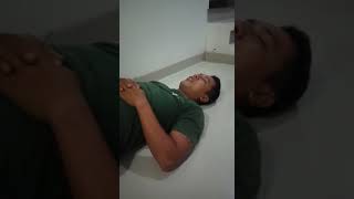 Ekspresi pria tidur saat di isi perasan jeruk lemon di bibir