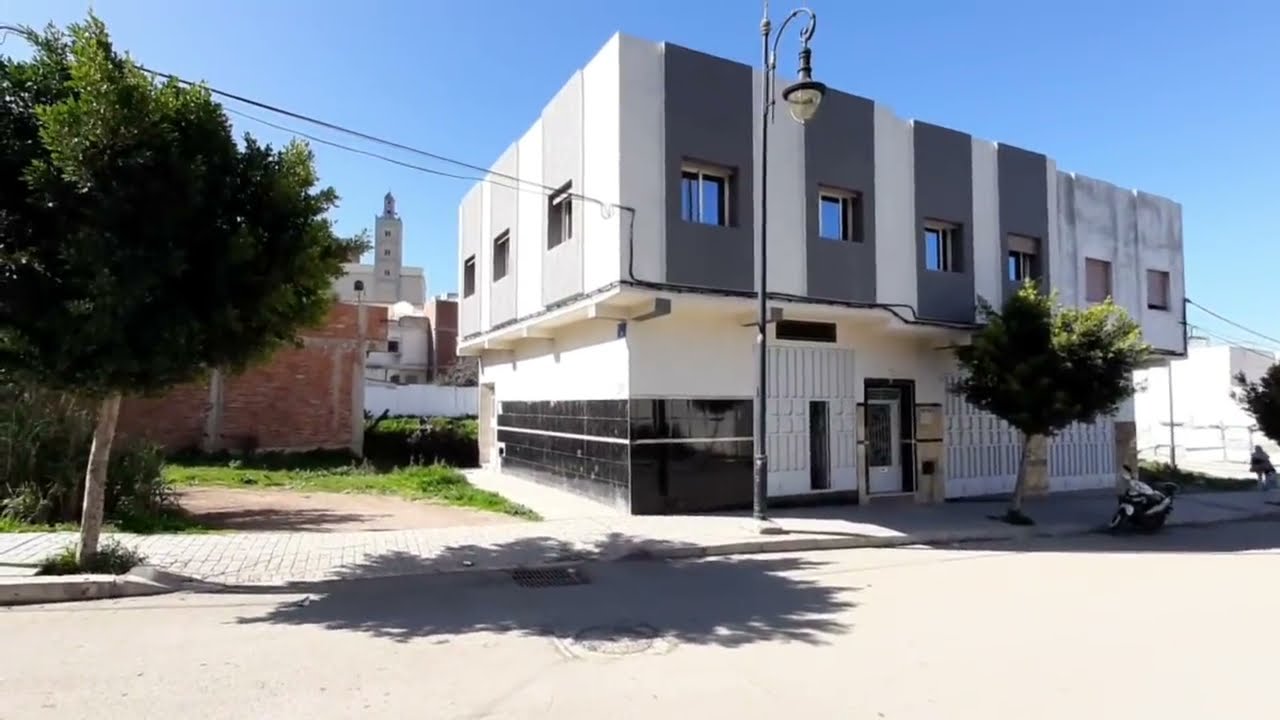 دار للبيع بطنجة لها وجهتان مشمشة #دار بكراج وطبقة والسطاح