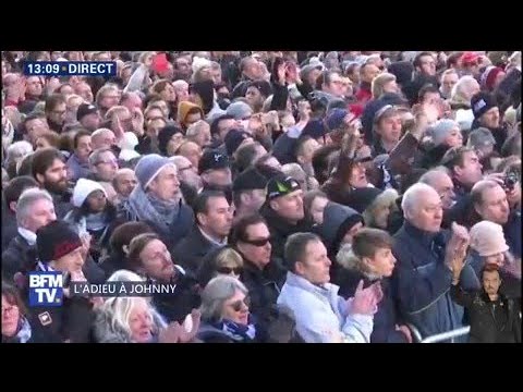 La foule entame des applaudissements ininterrompus pour célébrer Johnny Hallyday