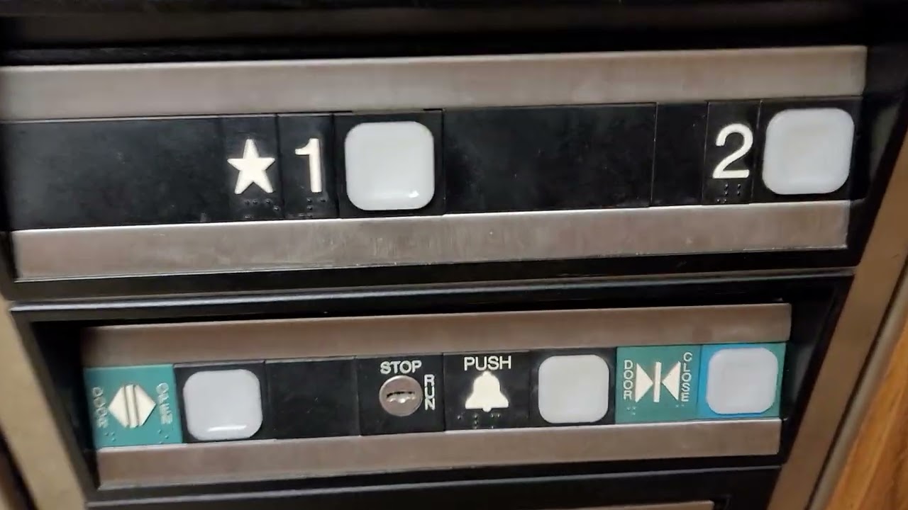 Гарднер: Гидравлический лифт Dover Impulse в здании Medical Arts Building, больница Heywood Memor...