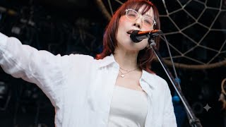【FUJI ROCK FESTIVAL '26】柴田聡子（BAND SET）、心に響く美しいステージが苗場を優しく包む / SRJ 