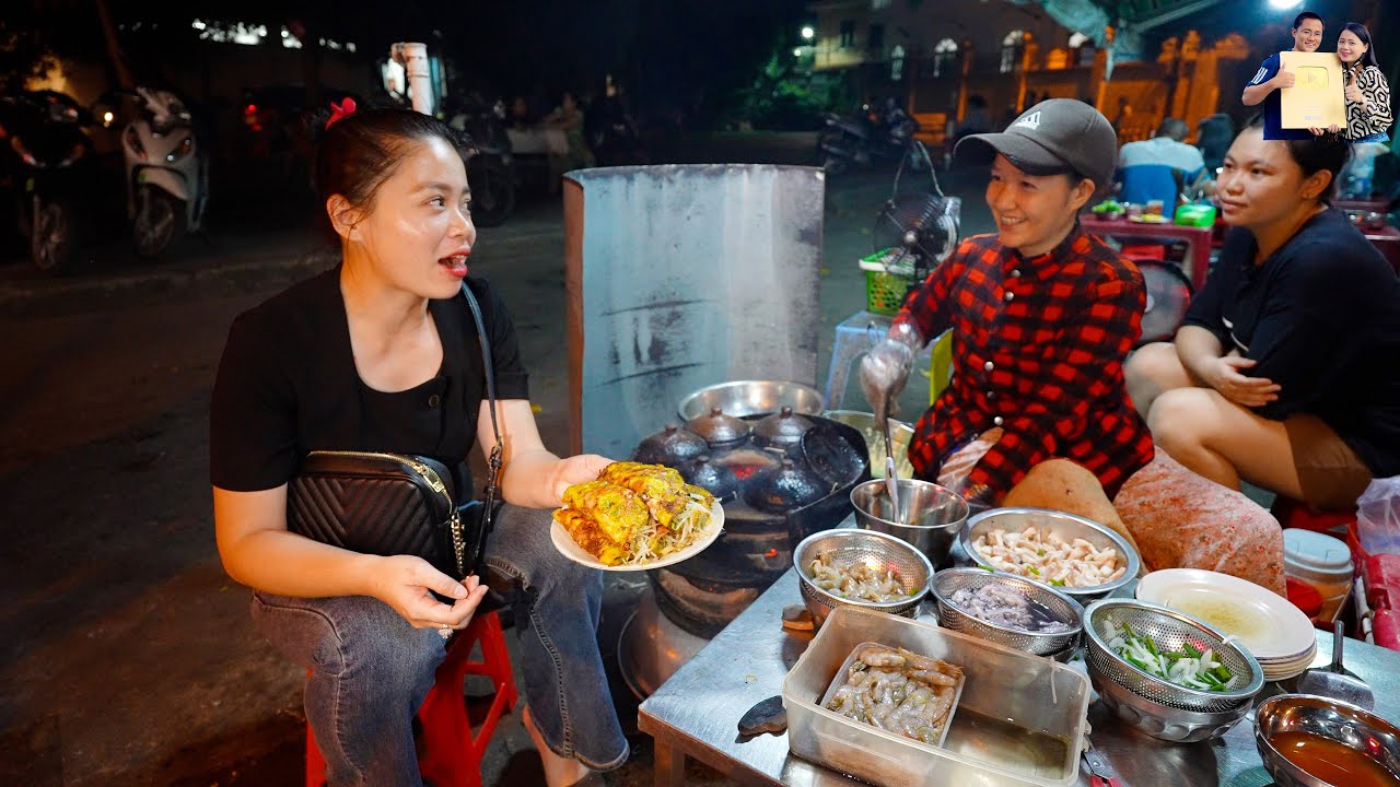 Cách ăn cực lạ của Quán Bánh xèo Bình Thuận đầy ắp tôm thịt mực chỉ 13k đến 20k siêu ngon ở Sài Gòn