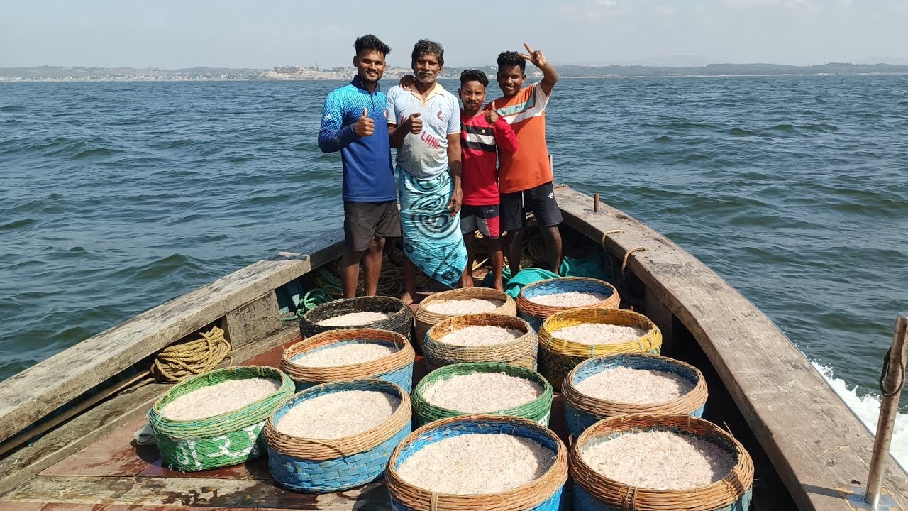 गावावरून बोटीत आला मया आणि त्याचा भाऊ. खोल समुद्रातील मासेमारी.Deep sea fishing.Mumbai India fishing
