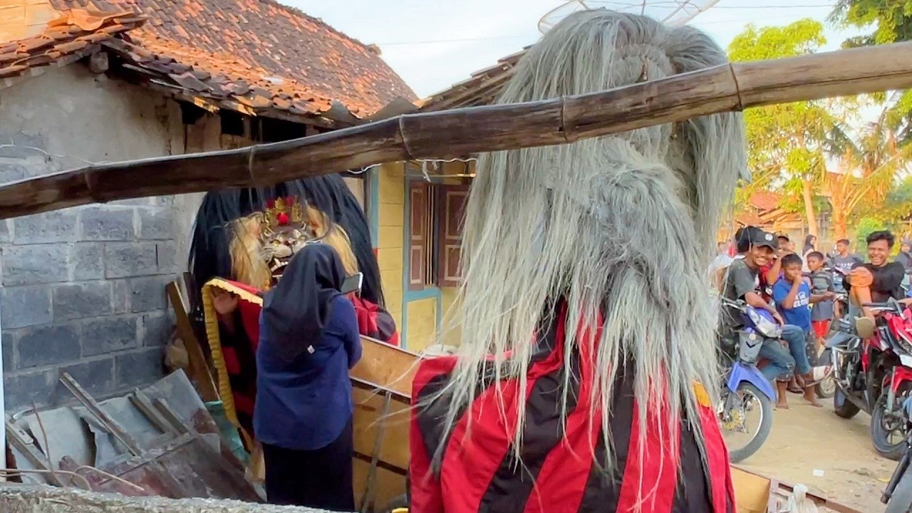 Kocak Ngakak ! Cewek Nangis Dicegat Barongan Galak