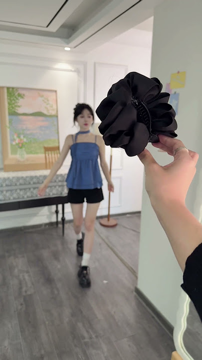 The high-top cow skull hair with ball head bun which can be finished in just three seconds is too s