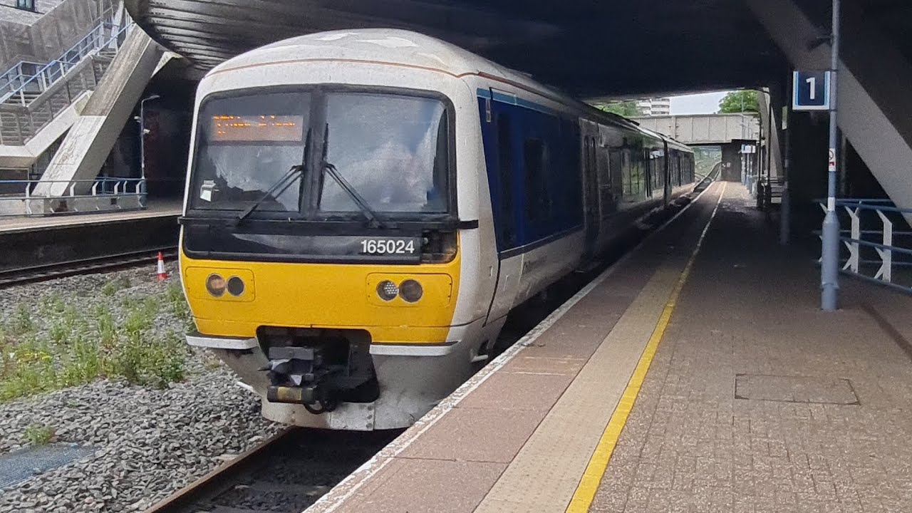 Chiltern Railways Class 165023 arrives at Wembley Stadium - YouTube