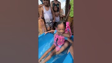 Thumbnail of PLAYING ON THE HIGHEST SLIDE😱 #alunadanamanda #shorts #alviandmiracle