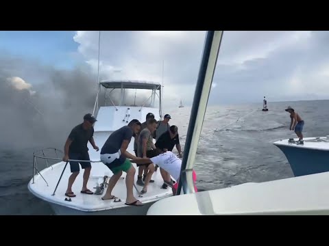 Video: Rescue People From A Boat On Fire