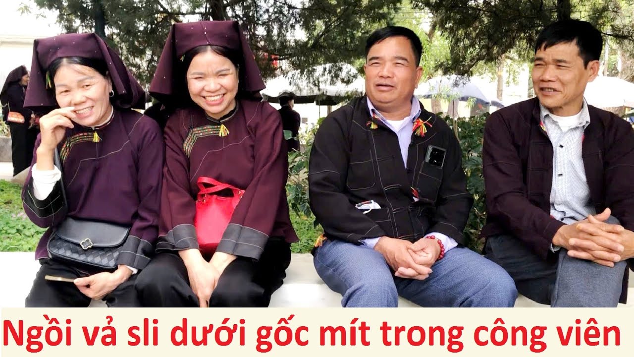 Красивые девушки поют традиционные вьетнамские народные песни на рынке Ки Луа, 12 ноября.