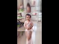 宝宝闭眼享受新发型修剪，对妈妈手艺超满意！
