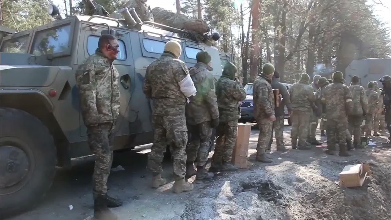 Продвижение российских войск на украину видео. Поенные российские военные. Украинские военные в плену. Русские войска под Киевом.