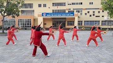 Lê Vân Hòa bình biểu diễn Thái cực cầu mây phía sau.