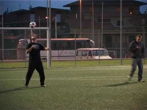 palleggi di testa da guinnes su un campo da calcio