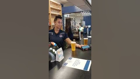 Buying a beer with bitcoin lightning⚡️ using The Bolt Card at OxCityFC #shorts