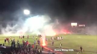 KECEWA! Suporter PSS Sleman melempar Flare timnya dikalahkan PSCS Cilacap - Final ISC B 2016