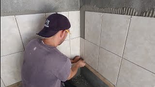 cómo pegar azulejo en un baño